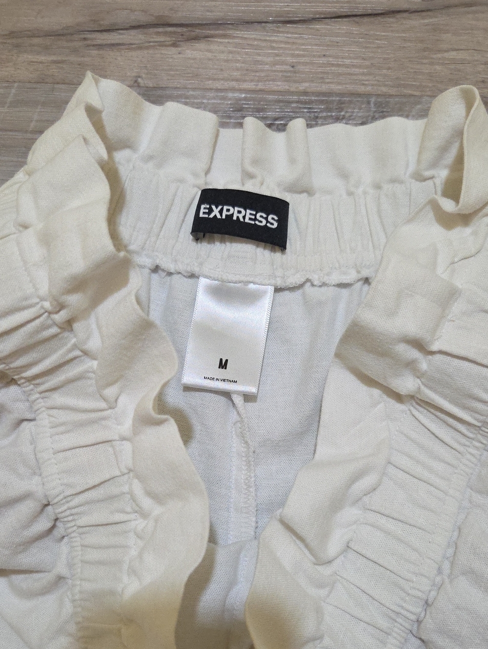 🛍Express Cream High-Waist Ruffle Elastic Linen Shorts Womens Medium - Picture 2 of 9